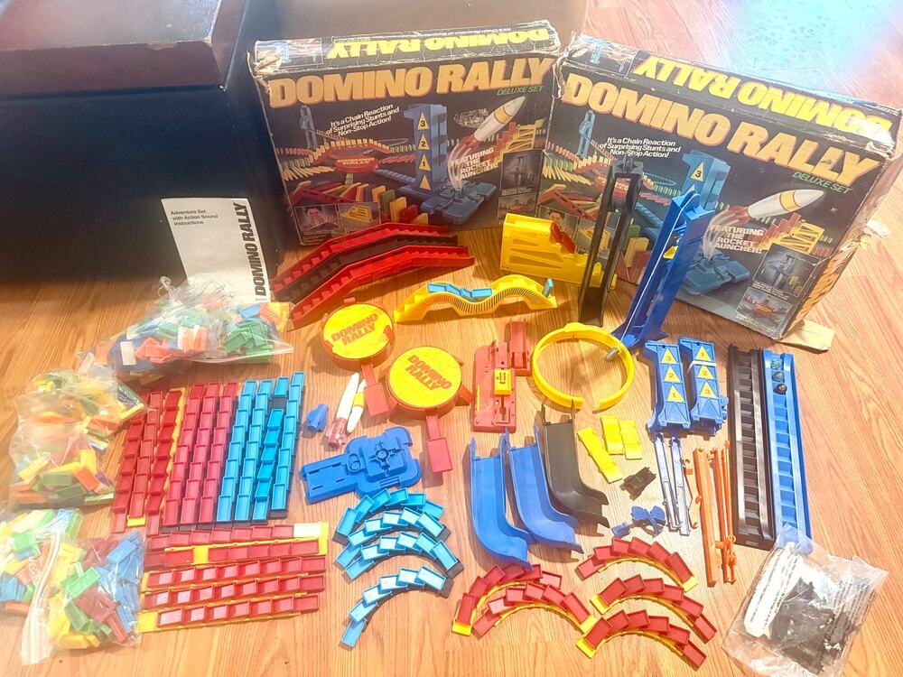 Domino Rally mixed sets 500 dominoes lots of building pieces
